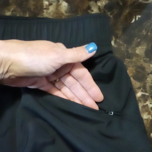 Core Running Shorts w pockets, built in panti styl liner + zippered pocket BLACK - Picture 6 of 15
